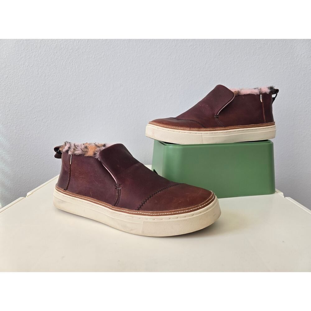 TOMS Leather Faux Fur Slip-On Sneakers Women's Size 9 Cozy & Cute Winter Vibes